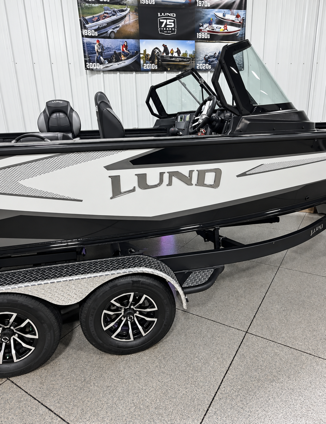 2027 LUND 2075 PRO V SPORT BOAT